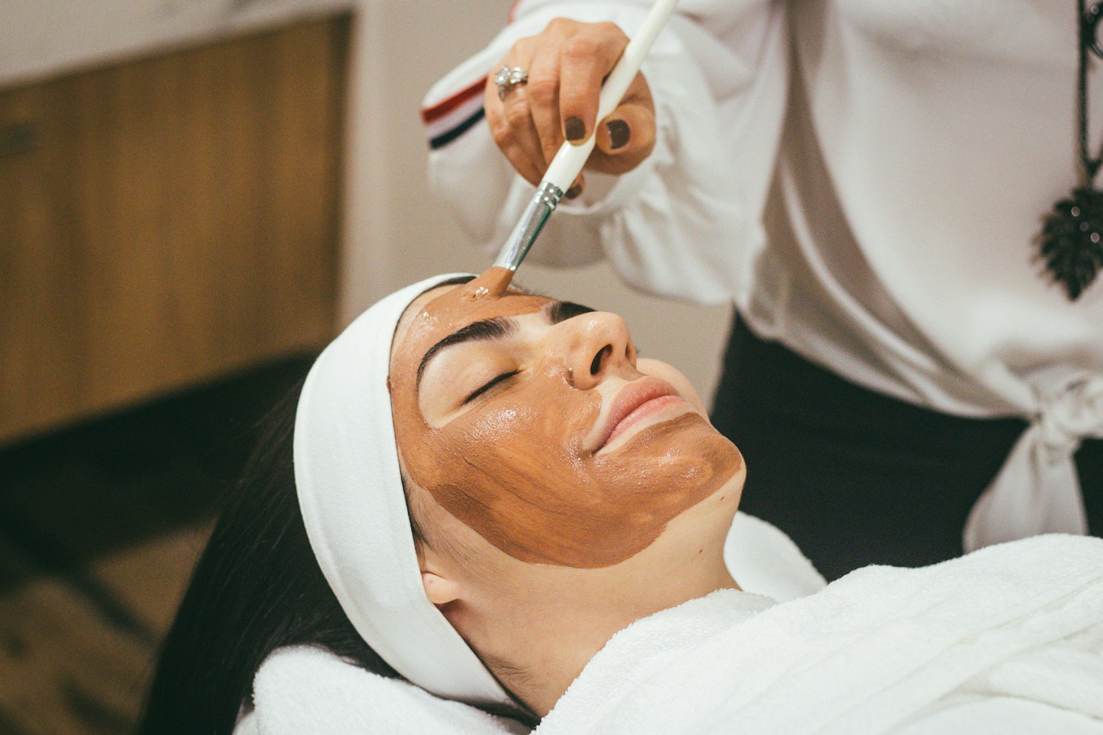 Aplicação cuidadosa de máscara facial com pincel