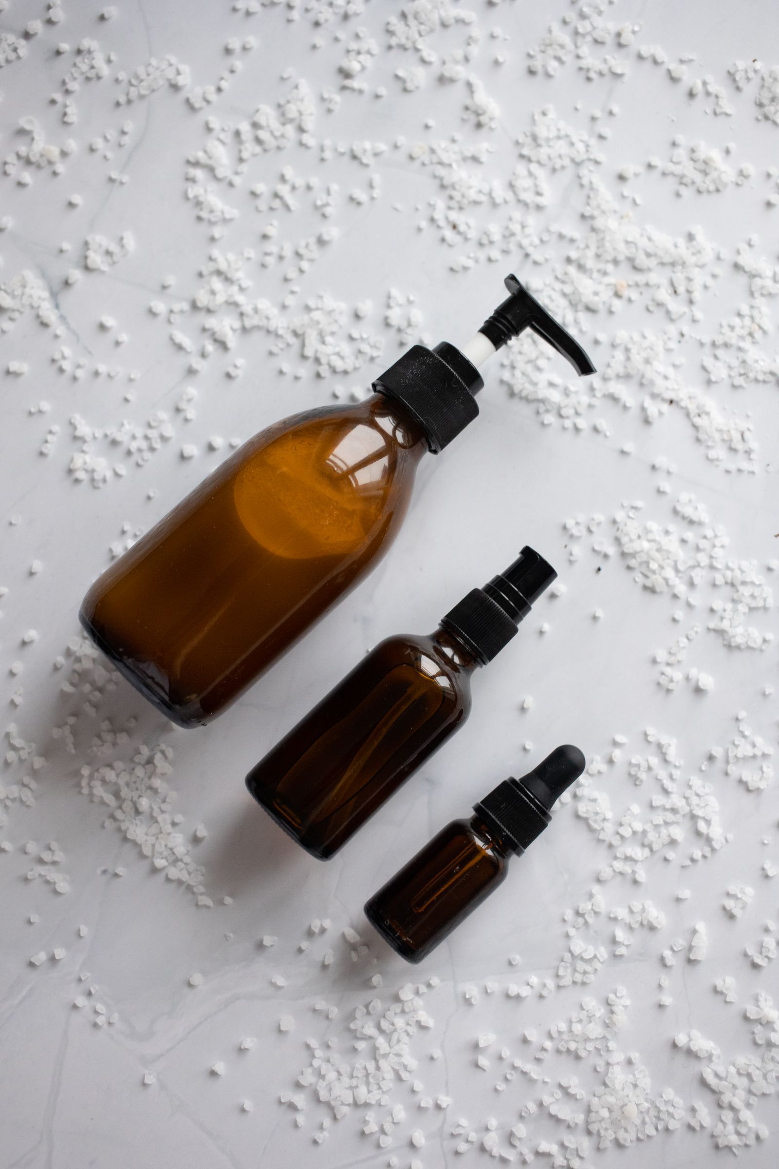 Frascos de cuidado sobre uma superfície de textura natural